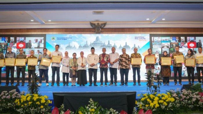PARA PENERIMA PENGHARGAAN - PT PLN (Persero) Unit Induk Distribusi (UID) Jawa Tengah dan D.I. Yogyakarta (DIY) berhasil meraih penghargaan dalam ajang Corporate Social Responsibility (CSR) Award Provinsi Jawa Tengah Tahun 2024