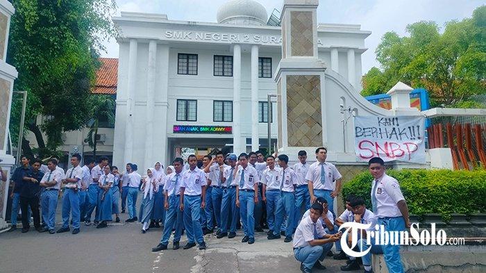 SISWA DEMO SEKOLAHNYA SENDIRI. Ratusan siswa kelas XII Sekolah Menengah Kejuruan Negeri (SMKN) 2 Solo menggelar aksi demo di halaman sekolah, Senin (3/2/2025) siang. Cabang Dinas (Cabdin) Pendidikan Wilayah VII Jawa Tengah sampai ikut turun tangan menyelesaikan polemik yang terjadi di SMKN 2 Solo.