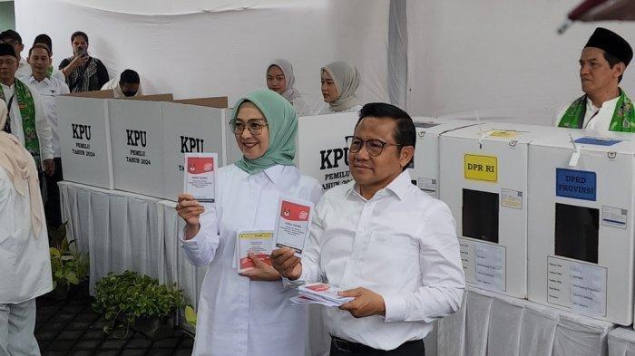 Calon Wakil Presiden nomor urut 01 Muhaimin Iskandar alis Cak Imin beserta keluarga, mencoblos di Tempat Pemungutan Suara (TPS) 23, di kawasan Kemang, Jakarta Selatan, Rabu (14/2/2024).