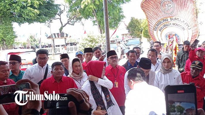 Pasangan calon Bupati dan Wakil Bupati Sukoharjo, Etik Suryani dan Eko Sapto Purnomo, tiba di Kantor Komisi Pemilihan Umum (KPU) Sukoharjo dengan sambutan meriah, Kamis (29/8/2024).