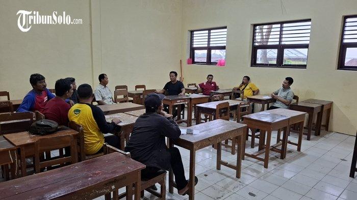 PPPK SAMPAIKAN ASPIRASI - Calon PPPK di Kabupaten Sragen yang terdampak penundaan pengangkatan CASN ingin temui DPRD Sragen untuk sampaikan aspirasi, Minggu (16/3/2025). Mereka meminta dukungan bupati dan DPRD terkait pembatalan penundaan pengangkatan CASN.