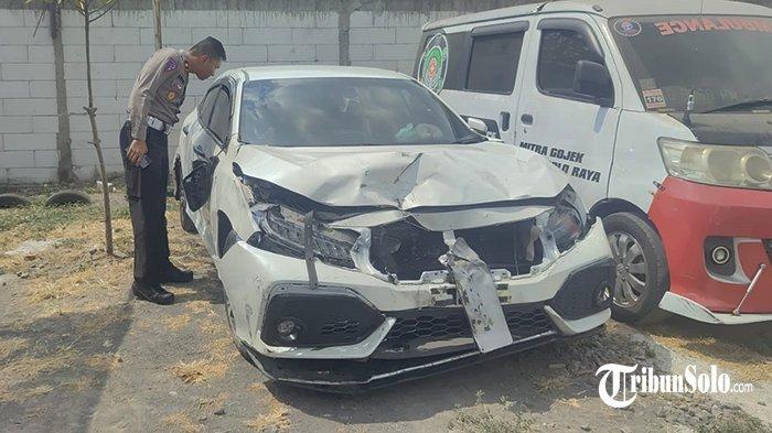 Mobil Civic yang terlibat dalam kecelakaan maut Fly Over Manahan.