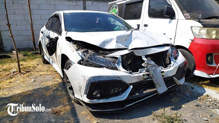 Mobil Civic yang terlibat dalam kecelakaan maut Fly Over Manahan.