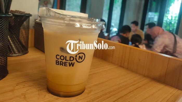 Suasana di Cold 'n Brew Jl. Dr. Wahidin.