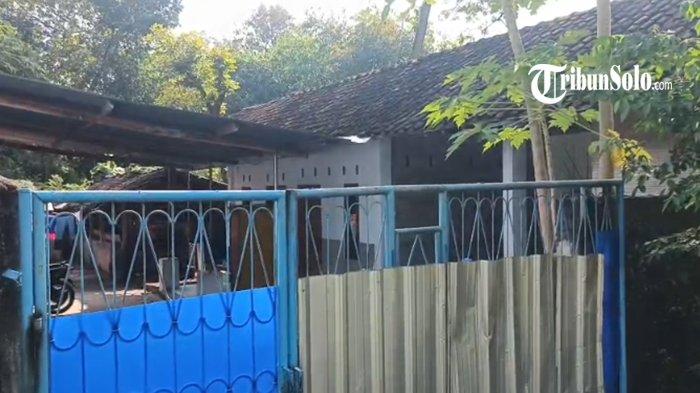 DUGAAN EKSPLOITASI - Rumah diduga pelaku yang melakukan eksploitasi anak di Desa Mojo, Kecamatan Andong, Kabupaten Boyolali, Senin (14/7/2025). Warga digegerkan oleh temuan 4 bocah yang diduga disiksa dan dieksploitasi, Minggu (13/7/2025). Kaki mereka dirantai dan tidur di luar ruangan.