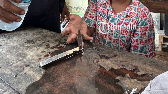 NYANGKUT. Proses evakuasi ring besi yang tersangkut di jari Radit (9) warga Desa Brujul, Kecamatan Jaten, Kabupaten Karanganyar, Rabu (4/6/2025). Dia datang ke kantor damkar untuk melepas ring itu.