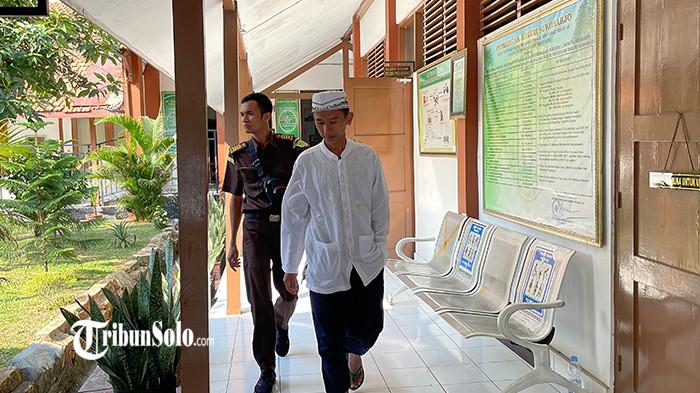 DITAMPILKAN KE PUBLIK - Dendi Irwandi saat dihadirkan dalam persidangan kedua di Pengadilan Negeri Sukoharjo, Kamis (24/7/2025). Oknum guru sekaligus mantan kepala sekolah yang mencabuli 20 muridnya itu menggunakan kopiah dan baju berwarna putih.