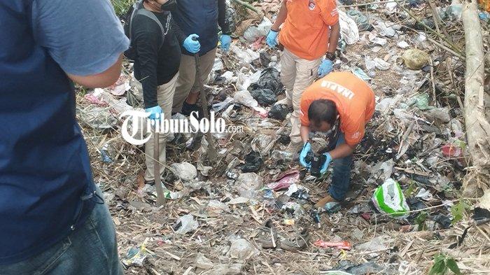 Densus 88 Antiteror mencari dua barang bukti yang dibuang terduga teroris di Boyolali, Jumat (4/8/2023)
