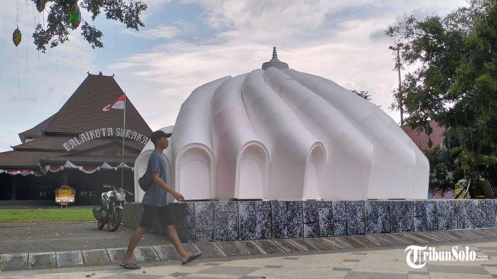 MINIATUR IKN : Menjelang bulan Ramadhan, depan Balai Kota Solo dihiasi dengan ornamen-ornamen khas. Salah satunya Masjid Negara IKN yang dipasang di Plaza Balai Kota Solo, Senin (24/2/2025).