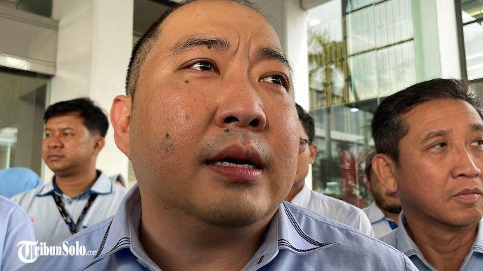 TAHAN KESEDIHAN : Direktur Utama PT Sri Rejeki Isman Tbk (SRITEX), Iwan Kurniawan Lukminto (Wawan) saat ditemui di Pabrik, Jumat (28/2/2025). Ia juga menyebut akan istirahat terlebih dahulu setelah PT Sritex resmi ditutup.
