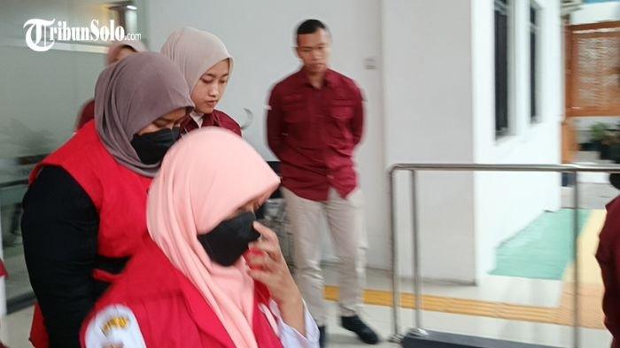 TERSANGKA KORUPSI : Kejaksaan Negeri (Kejari) Boyolali menetapkan dua pegawai Puskesmas Kemusu sebagai tersangka kasus dugaan korupsi, Rabu (21/1/2025). Dua pegawai Puskesmas Kemusu yang melakukan korupsi tak lama lagi bakal duduk di kursi pesakitan.