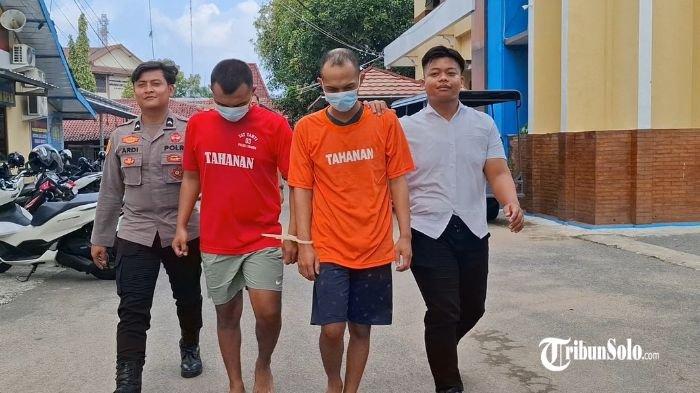 TERJERAT NARKOBA - Dua pemuda warga Kabupaten Sragen ditangkap karena terjerat kasus narkotika saat dihadirkan di Mapolres Sragen, Kamis (10/4/2025). Keduanya ditangkap di 2 lokasi yang berbeda, yang penangkapannya hanya berselang 1,5 jam