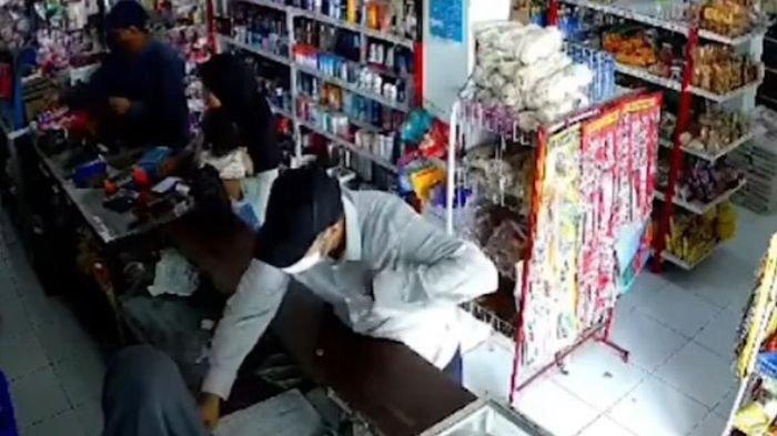 MODUS TUKAR UANG : Dugaan aksi pencurian di sejumlah toko yang ada di Kabupaten Sragen yang diduga dilakukan warga negara asing dengan modus tukar uang, belum lama ini. Berdasarkan unggahan di akun instagram @icws_infocegatanwilayahsragen, aksi serupa terjadi di 3 tempat berbeda.