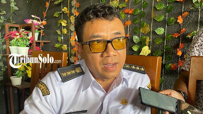 DUGAAN JUDI ONLINE DI SUKOHARJO - Camat Polokarto, Sukoharjo, Jateng, Herry Mulyadi saat ditemui TribunSolo.com, Rabu (5/2/2025), memberi penjelasan terkait viralnya oknum bendahara desa diduga pakai dana desa untuk judi online. Dugaan penyalahgunaan dana desa oleh seorang oknum bendahara Desa Bakalan, Kecamatan Polokarto, Kabupaten Sukoharjo, sebenarnya telah terdeteksi sebelum viral di media sosial.