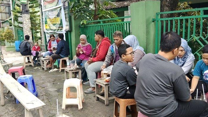 ES KAPAL DIMINATI - Suasana kuliner es kapal dekat Koramil Laweyan, jalan Dr Radjiman, Kecamatan Laweyan, Kota Solo, Selasa (1/4/2025). Memasuki h+1 libur Idul Fitri, tak membuat kuliner legendaris Es Kapal Solo menjadi sepi.