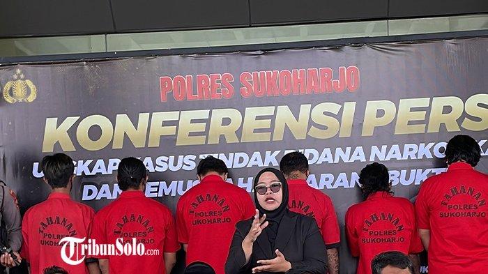 JARINGAN NARKOBA TERUNGKAP - Enam orang ditetapkan sebagai tersangka dalam kasus pengungkapan jaringan pengedar narkotika jenis sabu, Selasa (27/5/2025). Penangkapan para tersangka ini bagian dari operasi besar yang membongkar peredaran sabu dan psikotropika di wilayah Solo Raya.