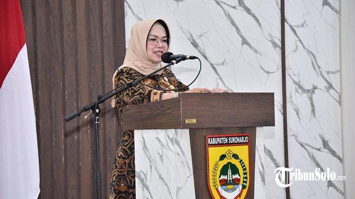 Bupati Sukoharjo, Etik Suryani saat rapat koordinasi intervensi serentak dalam upaya percepatan penurunan stunting di tingkat desa dan kelurahan di Gedung Menara Wijaya pada Rabu (3/7/2024).