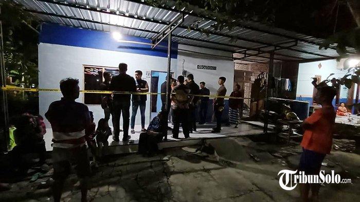 Proses evakuasi seorang pemuda 16 tahun ditemukan meninggal dunia di rumah neneknya, Dukuh Grasak, Desa Kismoyoso, Kecamatan Ngemplak, Kabupaten Boyolali, Selasa (30/7/2024)