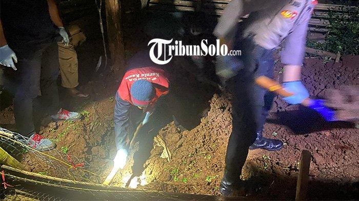 TEMUAN JENAZAH WANITA. Evakuasi jenazah diduga korban pembunuhan di belakang rumah salah satu warga Dusun Brubuh RT 04 RW 01, Desa Ngadirojo Lor Kamis (1/5/2025). Jenazah berjenis kelamin perempuan yang ditemukan terkubur di belakang rumah salah satu warga Dusun Brubuh RT 04 RW 01, Desa Ngadirojo Lor Kamis (1/5/2025) kondisinya cukup mengenaskan.