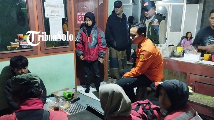 Pendaki asal Kabupaten Sukoharjo yang harus dievakuasi karena mengalami cedera kaki saat mendaki ke kawah Gunung Lawu, Jumat (30/8/2024).