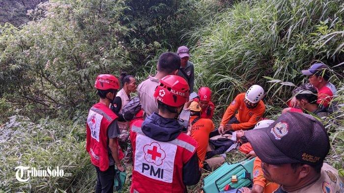TERGELINCIR DI LERENG MERAPI : Evakuasi pengunjung lereng Gunung Merapi, yang tergelincir ke jurang di wilayah Taman Nasional Gunung Merapi (TNGM) Kemalang, Desa Balerante, Kecamatan Kemalang, Kabupaten Klaten, Selasa (18/2/2025). Kejadian tersebut menimpa Galih (24), seorang mahasiswa asal Kabupaten Sleman.