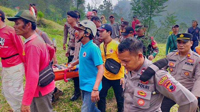 TERGELINCIR DI LERENG MERAPI : Evakuasi pengunjung lereng Gunung Merapi, yang tergelincir ke jurang di wilayah Taman Nasional Gunung Merapi (TNGM) Kemalang, Desa Balerante, Kecamatan Kemalang, Kabupaten Klaten, Selasa (18/2/2025). Kejadian tersebut menimpa Galih (24), seorang mahasiswa asal Kabupaten Sleman.