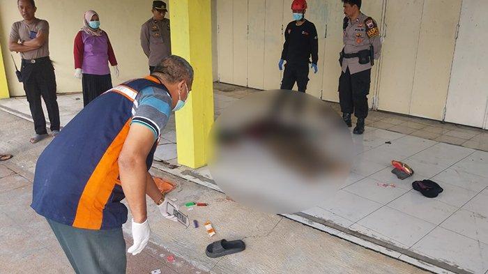 MENINGGAL DI RUKO - Evakuasi seorang pria yang ditemukan meninggal dunia di ruko mebel yang ada di Desa Nguwer, Kecamatan Sidoharjo, Kabupaten Sragen. Korban diketahui tak membawa identitas dan memiliki ciri-ciri memiliki tinggi badan 170 cm, potongan rambut cepak, memakai gelang dan jam tangan warna emas di tangan kiri. (Dok. PSC 119 Sukowati Sragen)