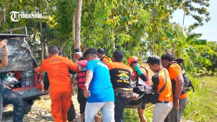 DIEVAKUASI - Evakuasi warga Desa Gilirejo, Kecamatan Miri, Kabupaten Sragen yang tenggelam di Waduk Kedung Ombo, berhasi ditemukan di hari ketiga pencarian, Kamis (1/5/2025). Korban ditemukan oleh tim SAR gabungan dalam posisi mengapung di atas permukaan air.