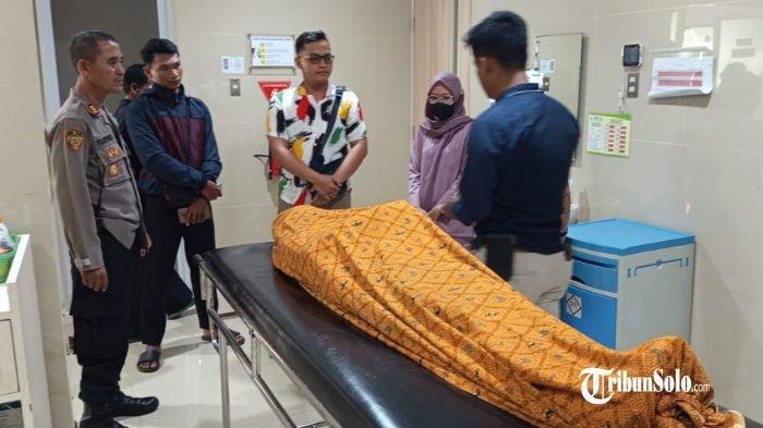 TERSENGAT LISTRIK - Evakuasi warga Klaten yang meninggal dunia usai tersengat listrik di Dusun Kerdu, Desa Kerjo Lor Kecamatan Ngadirojo, Kabupaten Wonogiri, Rabu (7/5/2025). Korban diduga kuat tersengat aliran listrik dari jaringan listrik yang berada di atas atap