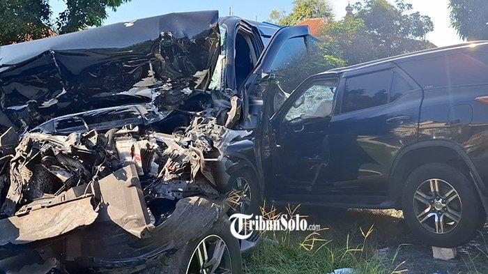 FORTUNER RINGSEK - Kondisi mobil Toyota Fortuner yang terlibat kecelakaan di Jalan Tol Solo-Ngawi, di Desa Banaran, Kecamatan Sambungmacan, Kabupaten Sragen, Jumat (6/6/2025). Toyota Fortuner bernomor polisi AE 1250 JP itu bertabrakan dengan satu unit truk bernomor polisi AA 8469 BP. Kejadian tersebut menyebabkan dua orang meninggal dunia dan dua orang luka ringan.