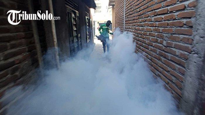 KASUS DBD DI SUKOHARJO. Ilustrasi fogging di sekitar tempat tinggal bocah 12 tahun yang meninggal dunia karena terjangkit DBD di Sragen, Kamis (1/2/2024) lalu. Sebanyak 562 warga Kabupaten Sukoharjo diketahui terpapar Demam Berdarah Dengue (DBD) sepanjang periode Januari hingga Desember 2024.