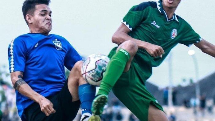 Start dari bangku cadangan, Gali Freitas (biru) belum bisa cetak gol buat Mahesa Jenar dalam uji coba Persik Kendal vs PSIS Semarang.