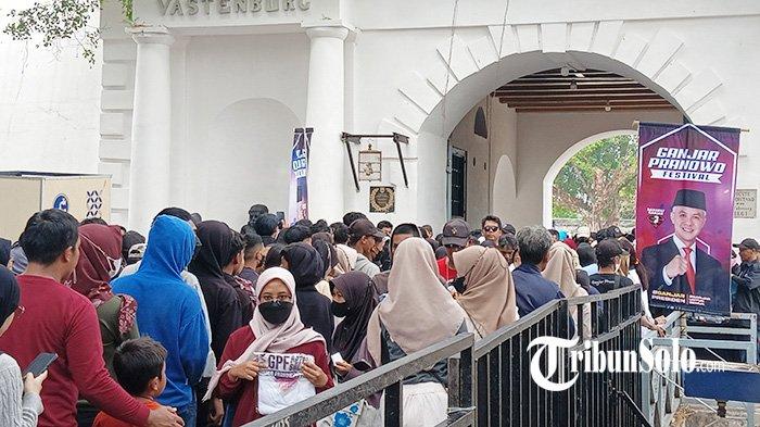 Ratusan masyarakat antre di Benteng Vastenburg Solo untuk mengikuti acara Ganjar Pranowo Festival, Minggu (17/9/2023).