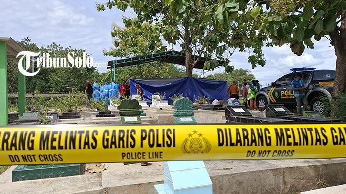 Garis polisi dipasang di sekitar lokasi pembongkaran makam siswa SMK yang diduga jadi korban penembakan di TPU Bangunrejo, Desa Saradan, Kecamatan Karangmalang, Kabupaten Sragen, Jumat (29/11/2024).
