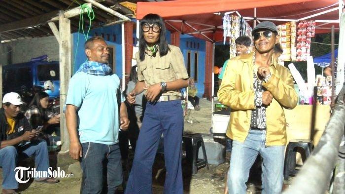 GAYA FANS LORENZA : Gaya jadul ala penggemar OM Lorenza, saat menikmati pentas orkes kesayangannya di Polokarto, Sukoharjo, belum lama ini. Seakan menjadi aturan tak tertulis jika menonton OM Lorenza maka wajib hukumnya mengenakan pakaian bergaya vintag.