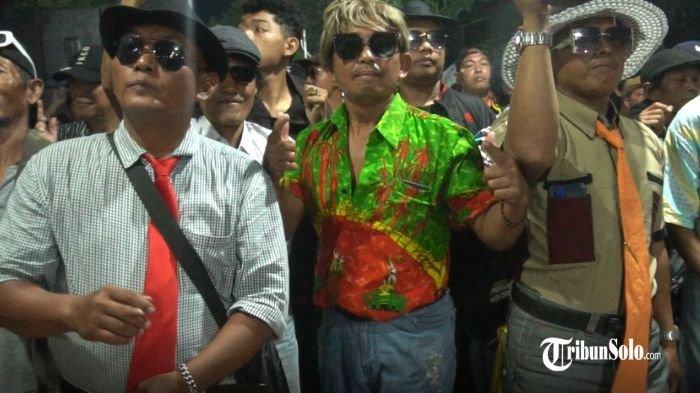 GAYA FANS LORENZA : Gaya jadul ala penggemar OM Lorenza, saat menikmati pentas orkes kesayangannya di Polokarto, Sukoharjo, belum lama ini. Seakan menjadi aturan tak tertulis jika menonton OM Lorenza maka wajib hukumnya mengenakan pakaian bergaya vintag.