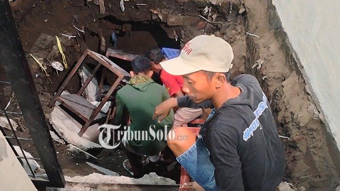 BERLUBANG. Lantai Gedung Serbaguna RW 6 Sumpingan, Kadipiro, Banjarsari amblas, Rabu (19/3/2025) sekitar pukul 09.45. Dua orang terluka karena kejadian ini.
