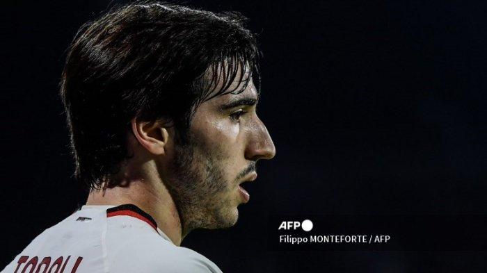 Gelandang AC Milan Sandro Tonali dalam laga Cremonese vs AC Milan di Stadion Giovanni-Zini, Cremona, Rabu (9/11/2022) dini hari.