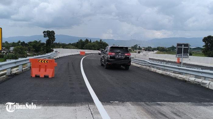GT PRAMBANAN : Gerbang Tol Prambanan di Jalan Tol Solo-Jogja, yang berada di Wilayah Kecamatan Jogonalan, Kabupaten Klaten, beberapa waktu lalu. Gerbang tol Prambanan masih mendominasi akses keluar masuk saat arus balik lebaran.