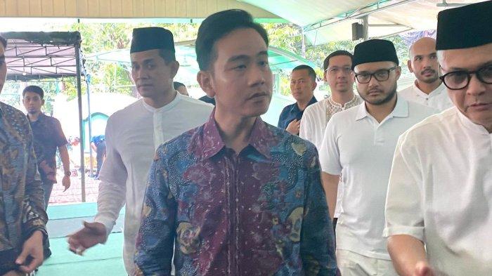 GIBRAN MELAYAT - Wakil Presiden Republik Indonesia Gibran Rakabuming Raka akan mengikuti prosesi shalat jenazah mendiang Titiek Puspa, Jumat (11/4/2025). Gibran sampaikan dukacita atas meninggalnya Titiek Puspa. (KOMPAS.com/HaANIFAH SALSABILA)