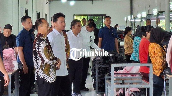 Gibran meninjau langsung dua pabrik yakni pabrik tas CV Trackerindo Anugerah Sejahtera, dan pabrik jersey Regarsport Industri Indonesia di Kecamatan Ngadirojo, Wonogiri, Jumat (27/12/2024.)