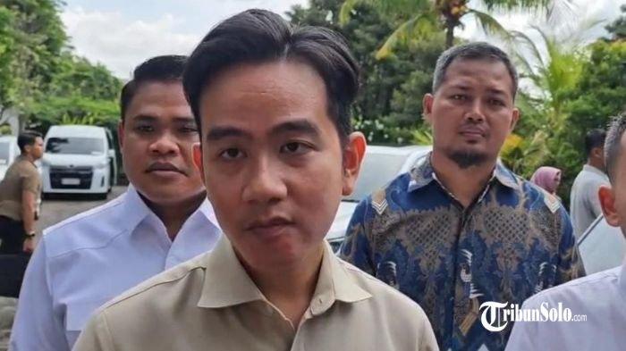TEMUI WARGA : Wapres RI Gibran Rakabuming Raka pulang kampung ke Solo, manfaatkan untuk bertemu warga dan bagi-bagi sembako, Selasa (1/4/2025). Gibran menyebut ada kemungkinan Prabowo berencana bertolak ke Solo pada hari ini.