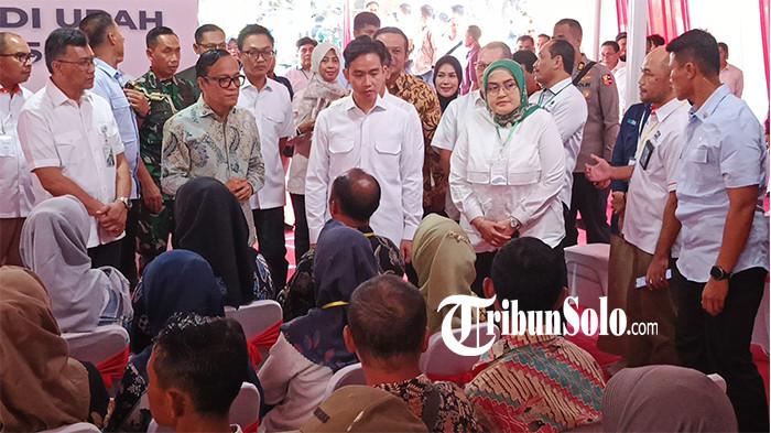 SINGGUNG PEMANFAATAN BSU. Wakil Presiden Gibran Rakabuming saat menyalurkan BSU di Kantor Pos Boyolali, Jumat (18/7/2825). Wakil Presiden (Wapres) RI Gibran Rakabuming Raka mengancam bakal menindak tegas masyarakat yang menyalahgunakan bantuan subsidi upah (BSU).