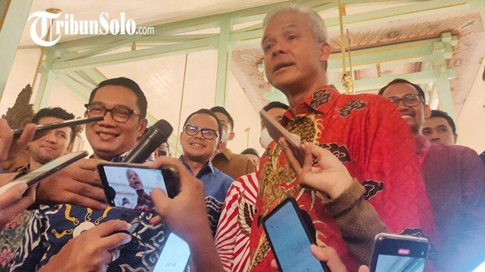 Gubernur Jawa Tengah Ganjar Pranowo dan Gubernur Jawa Barat Ridwan Kamil, Jumat (28/10/2022) malam. Keduanya menghadiri Welcome Dinner dan Leadership Talkshow Konferensi Tingkat Tinggi (KTT) Youth 20 (Y20) di Pura Mangkunegaran.