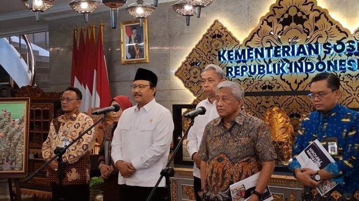 SEKOLAH RAKYAT - Menteri Sosial Saifullah Yusuf bersama Ketua Tim Formatur Sekolah Rakyat M Nuh usai rapat mengenai Sekolah Rakyat di Kantor Kemensos, Jakarta, Rabu (5/3/2025). Berikut fakta-fakta tentang Sekolah Rakyat yang bakal dibangun di Solo. (Tribunnews.com/Fahdi)