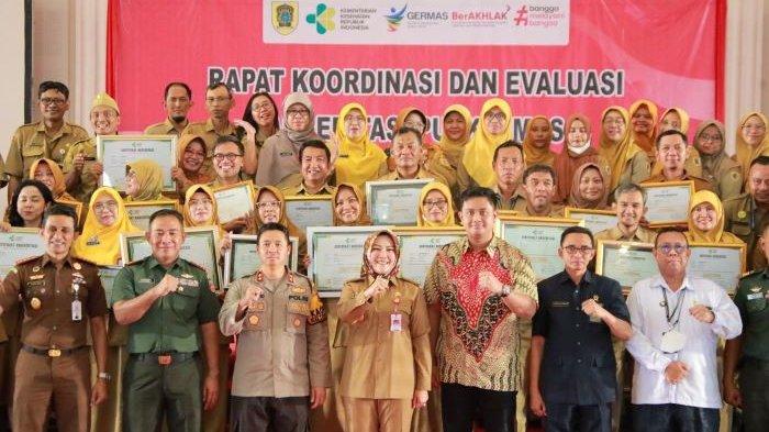 Ketua DPRD Kabupaten Klaten Hamenang Wajar Ismoyo dan jajaran Forkopimda Kabupaten Klaten berfoto bersama Kepala Puskesmas se-Kabupaten Klaten yang menunjukkan sertifikat akreditasi paripurna dari Kementerian Kesehatan (Kemenkes) RI, Senin (27/2/2024).