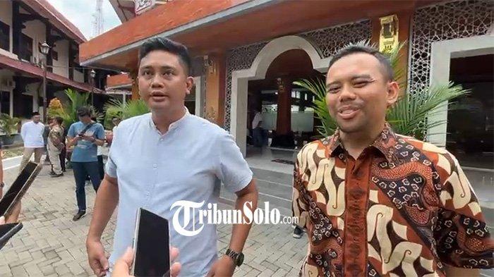 JUMATAN BERSAMA. Hari pertama di lingkungan kerja, Bupati Klaten Hamenang Wajar Ismoyo dan Wakil Bupati Klaten Benny Indra Ardhianto menyempatkan waktu salat Jumat berjamaah di Masjid Nur Azizah, Kompleks Pemerintah Daerah (Pemda) Kabupaten Klaten, Jumat (21/2/2025). Tribun Solo / Zharfan Muhana