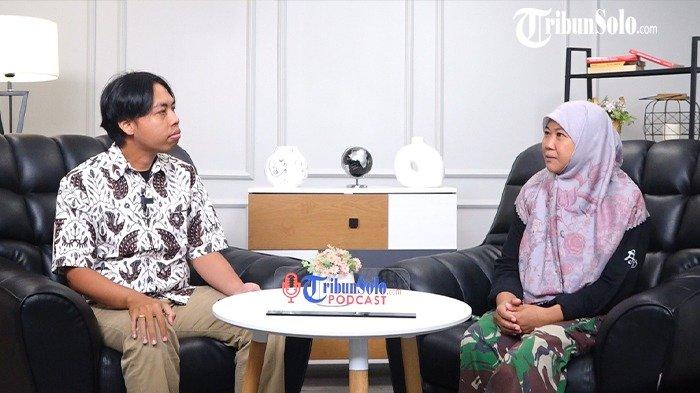 VIRAL KUCING DILEMPAR - Hening Yulia, pecinta kucing sekaligus pendiri Rumah Difabel Meong, saat podcast bersama TribunSolo, di Kantor TribunSolo.com, Klodran, Karanganyar, Senin (24/3/2025). Hening mengungkap pelaku pelemparan kucing dari lantai dua Pasar Ir Soekarno, Sukoharjo hingga tewas pada 26 Februari 2025 lalu memberikan alasan yang berubah-ubah saat ditanya oleh pihak terkait.