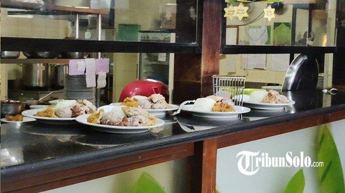RUMAH MAKAN ADEM AYEM - Hidangan Gudeg di Rumah Makan Adem Ayem Solo di Jalan Slamet Riyadi, Kota Solo, Senin (31/3/2025). Rumah makan legendaris di Kota Solo ini dibanjiri pengunjung pada hari pertama Lebaran 2025.