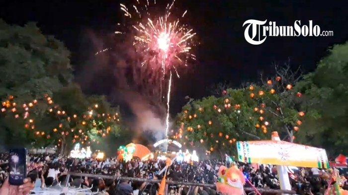 IMLEK DI SOLO. Suasana perayaan malam pergantian tahun baru China atau yang biasa disebut Imlek di sekitar Balai Kota Solo, Jawa Tengah, Selasa (28/1/2025) malam kemarin. Pesta kembang api dinyalakan pada pukul 00.00 WIB atau tepat dengan pergantian tahun 2576 Kongzili.